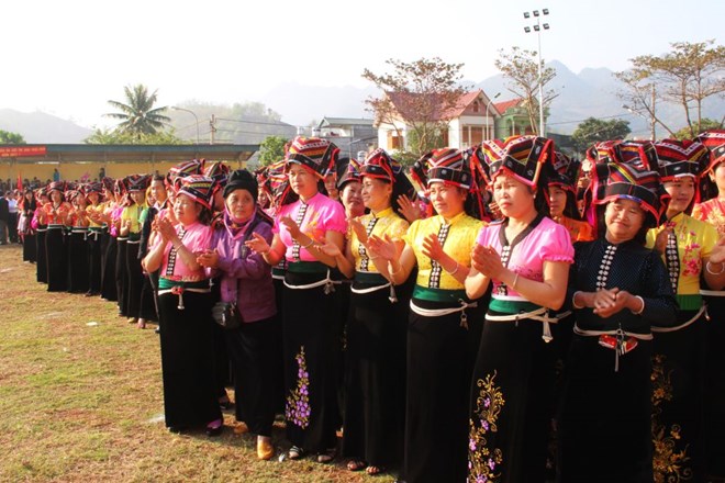 Phụ nữ dân tộc Thái, xã Yên Châu trong trang phục truyền thống và khăn Piêu. Ảnh: Trường Sơn