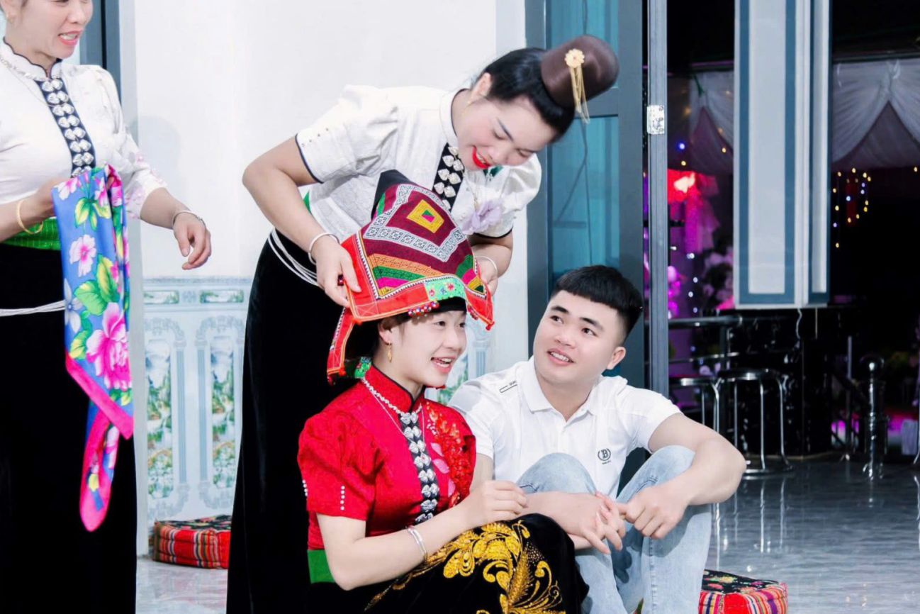 Pang cau ritual and wearing the Pieu scarf when Thai ethnic women get married. Photo: Truong Son