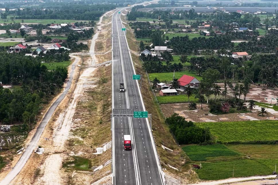 Officially opened to traffic nearly 178km of the North-South expressway through Quang Ngai and Gia Lai provinces. Photo: Tin Phan