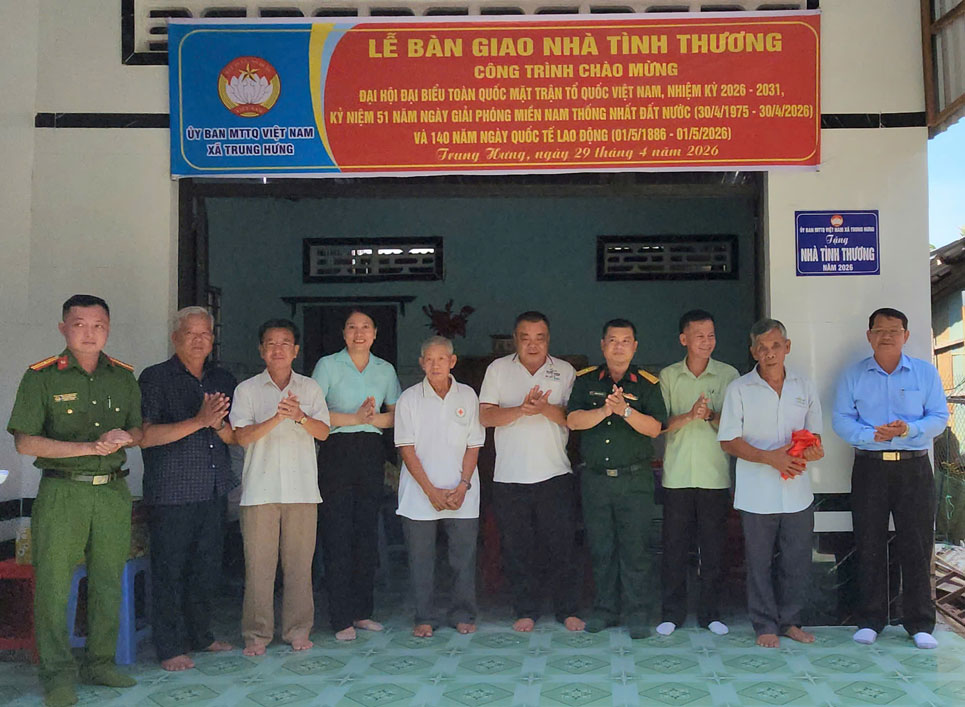 Ủy ban MTTQ Việt Nam xã Trung Hưng  tổ chức Lễ bàn giao nhà tình thương cho hộ dân có hoàn cảnh khó khăn. Ảnh: Thanh Nguyên 