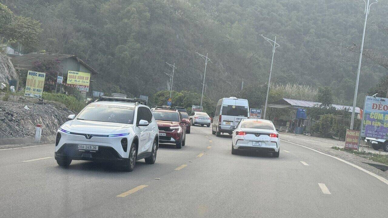 Lượng phương tiện tăng cao trên tuyến Quốc lộ 6 mỗi dịp nghỉ lễ. Ảnh: Minh Nguyễn