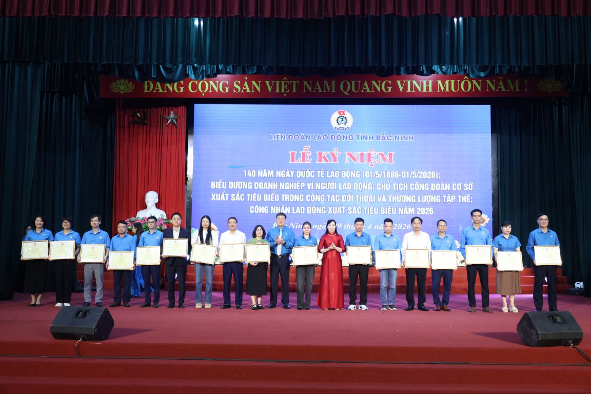 Chairman of the Vietnam Fatherland Front Committee of Bac Ninh province Nguyen Thi Ha and Chairman of the Bac Ninh Provincial Labor Federation Thach Van Chung awarded Certificates of Merit to collectives and individuals. Photo: Quyet Chien