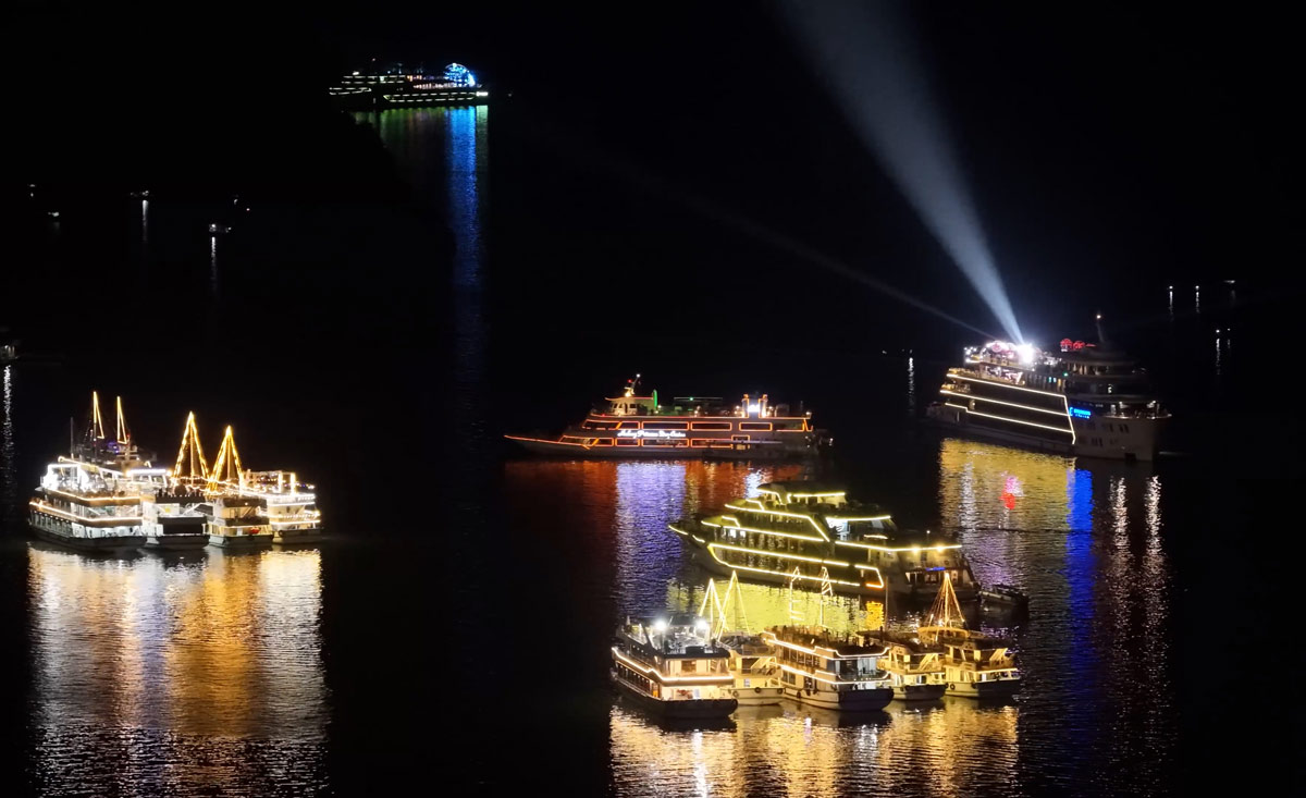 Cruise ships parading along the coast of Ha Long Bay create special light colors at Ha Long Carnival 2026. Photo: Bui Huong