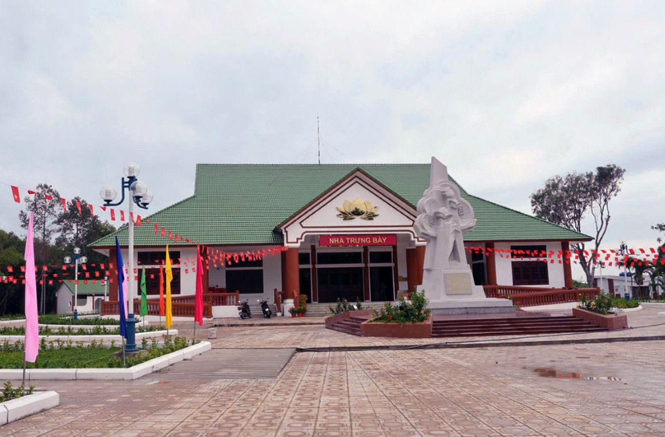 Trụ sở làm việc, Nhà trưng bày Khu di tích Xẻo Quít nhìn từ bên ngoài. Ảnh: Việt Tiến