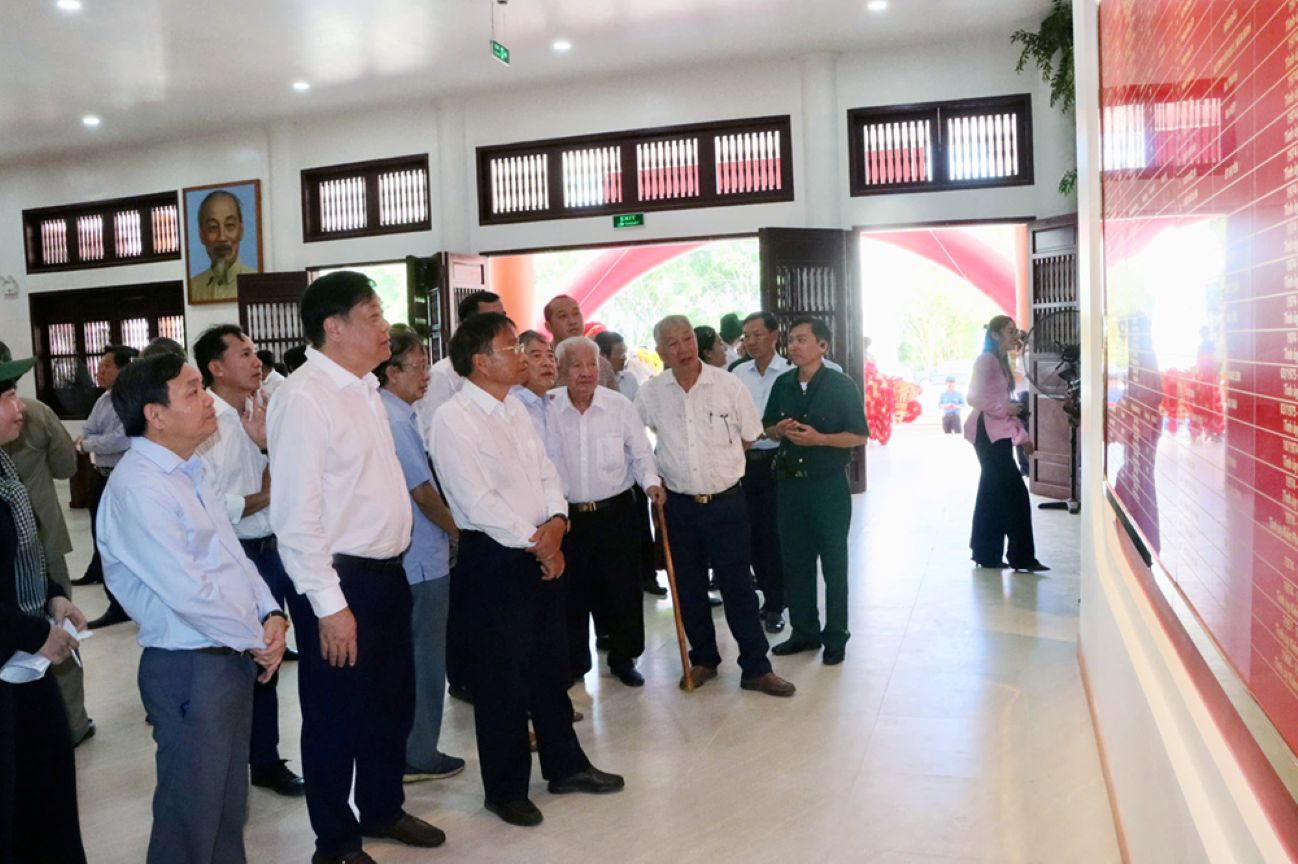 Các đồng chí lãnh đạo, đại biểu tham quan khu trưng bày trong khu di tích. Ảnh:  Việt Tiến