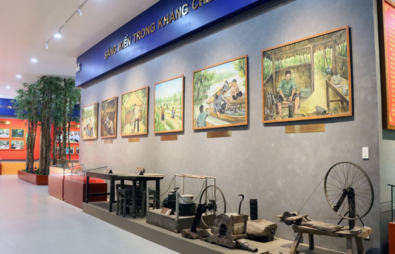 Khu vực trưng bày những hiện vật thể hiện tính sáng tạo của quân - dân - chính- đảng trong thời kỳ kháng chiến. Ảnh: Việt Tiến