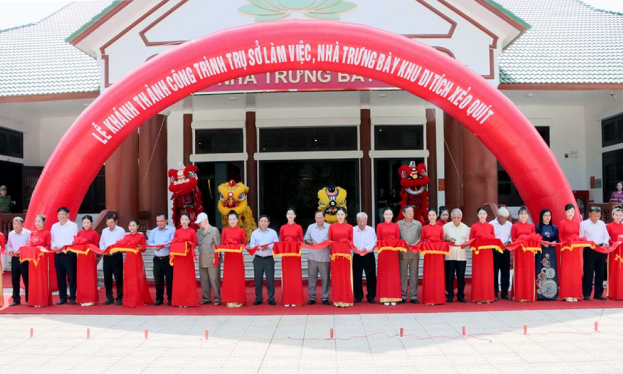 Lãnh đạo tỉnh Đồng Tháp thực hiện nghi thức cắt băng khánh thành, đưa công trình vào hoạt động. Ảnh: Việt Tiến