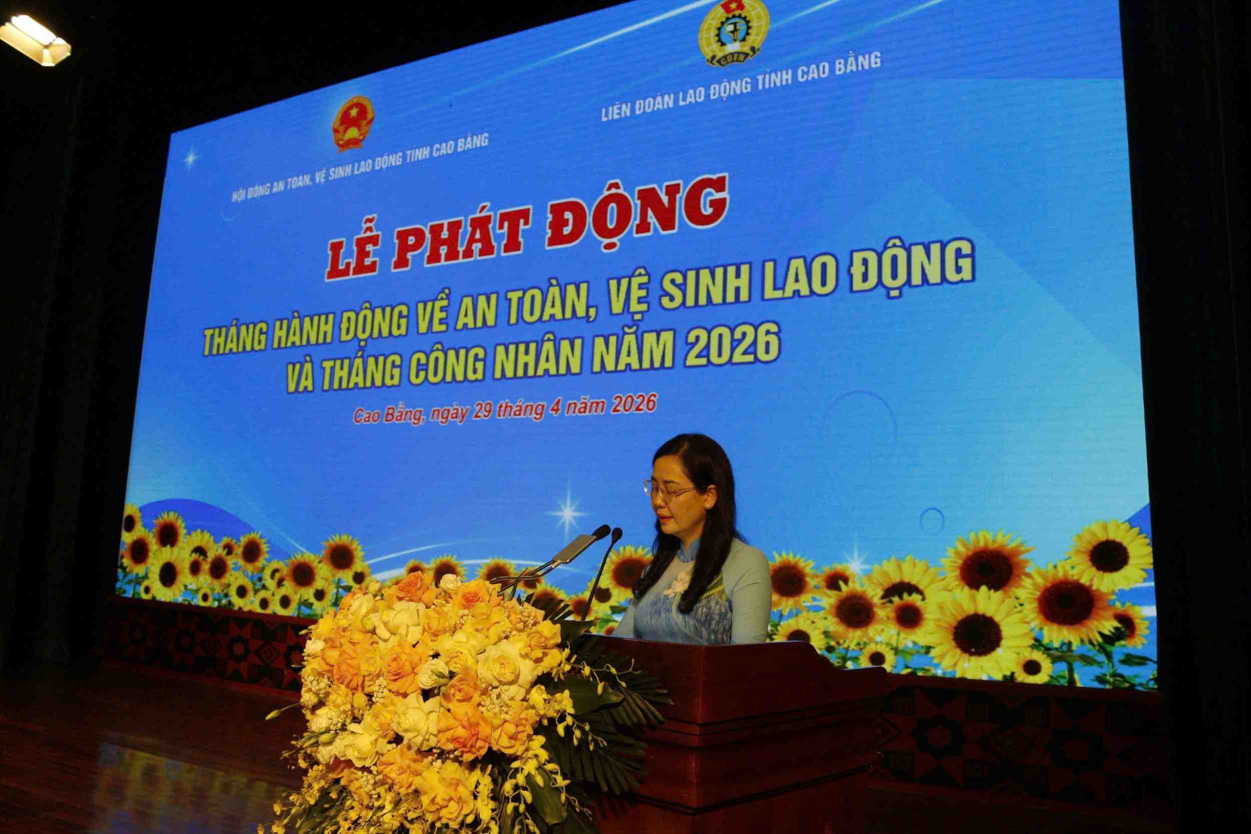 Bà Lý Thị Huệ - Giám đốc Sở Nội vụ phát động Tháng hành động về An toàn, vệ sinh lao động và Tháng Công nhân năm 2026. Ảnh: Đàm Tự  