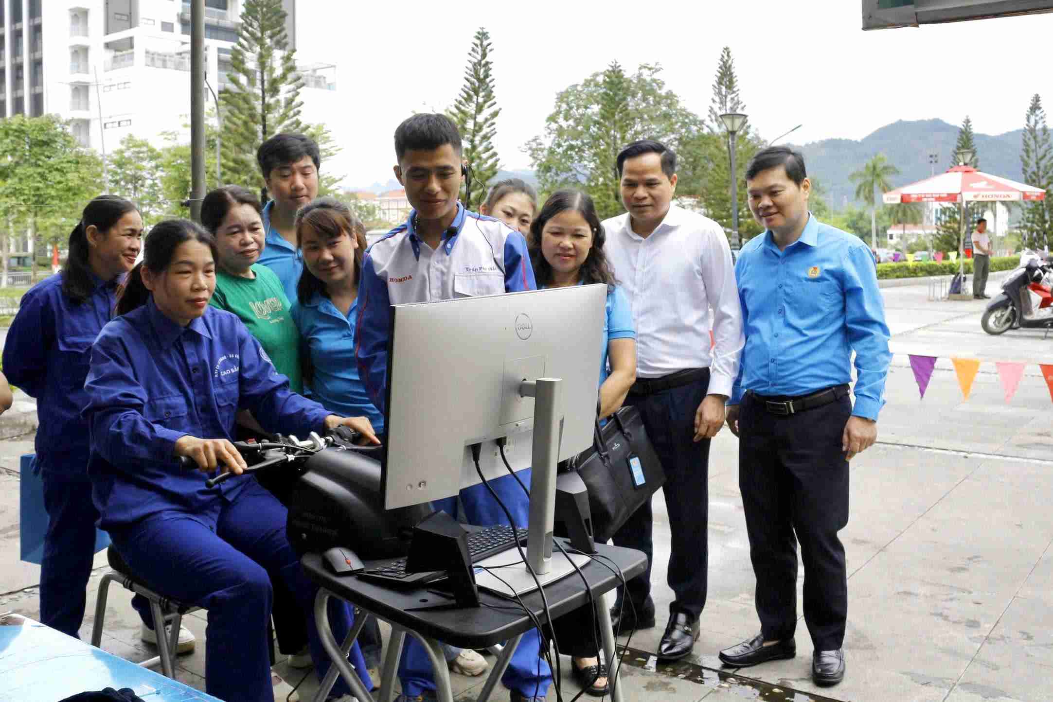 Hoạt động khám sức khoẻ miễn phí và “Hướng dẫn lái xe an toàn” cho đoàn viên, người lao động. Ảnh: Đàm Tự 