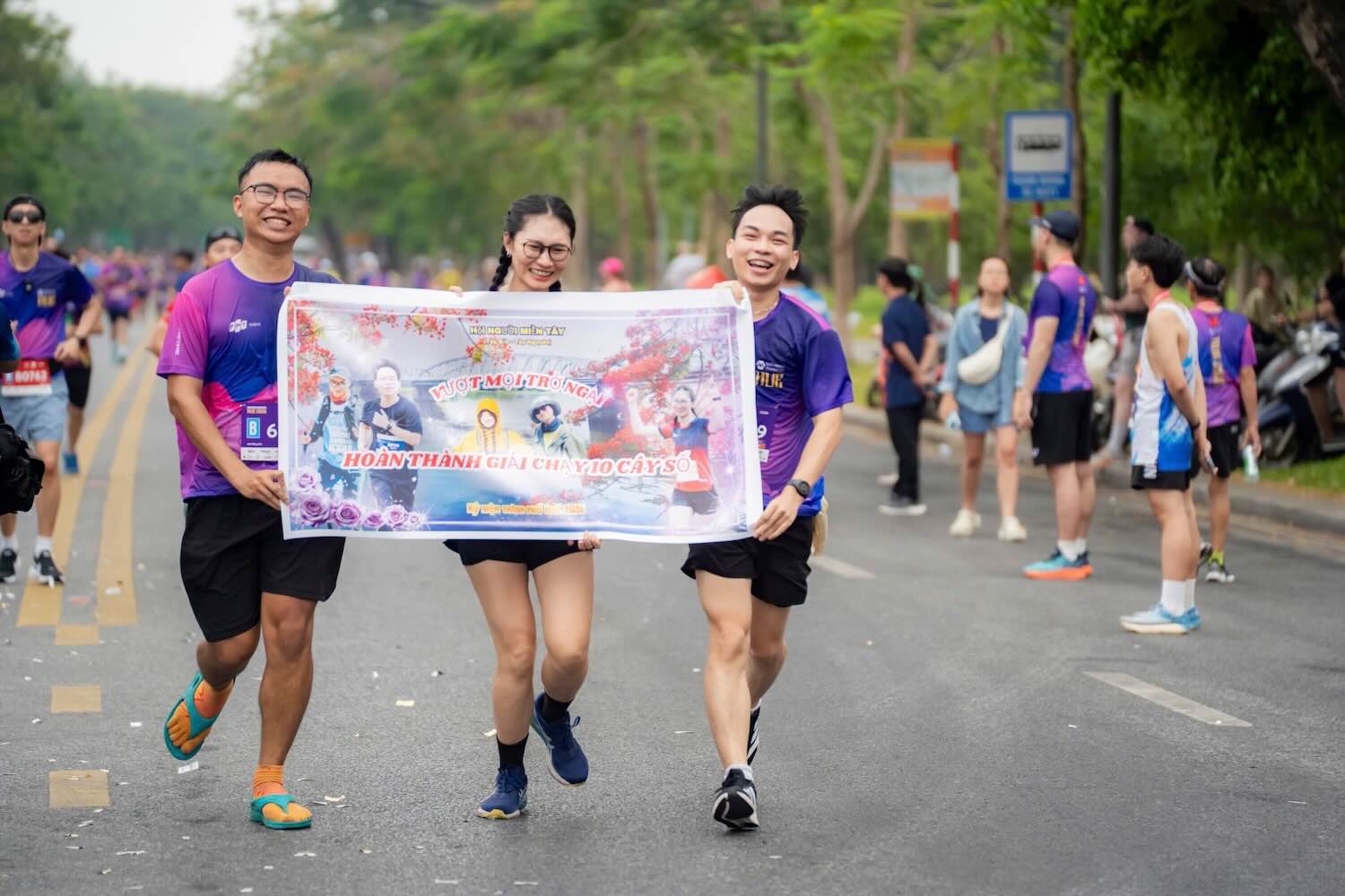 People and tourists running in Hue. Photo: Le Hoang.