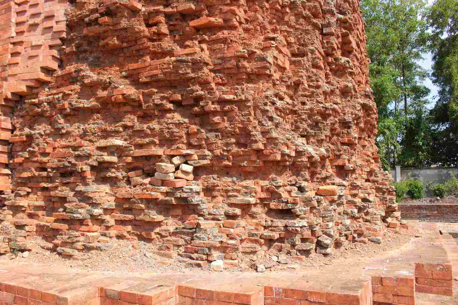 Một phần chân Tháp cổ Vĩnh Hưng, Cà Mau đã  xuống cấp theo thời gian.Ảnh: Nhật Hồ