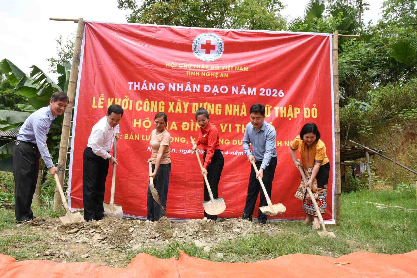 Khởi công xây dựng nhà Chữ thập đỏ tại Nghệ An, góp phần hỗ trợ hộ nghèo ổn định cuộc sống. Ảnh: Ngọc Anh 