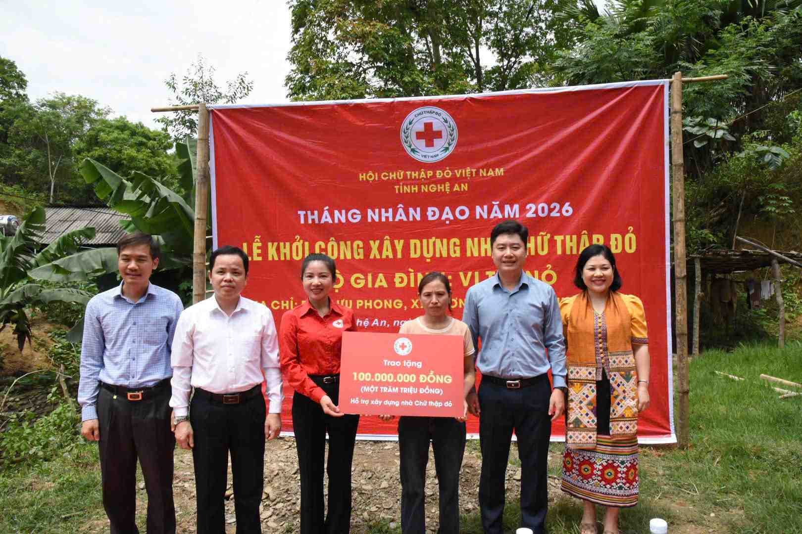 응에안의 빈곤 가구에 적십자 주택을 기증하고 지역 사회에 사랑을 전파합니다. 사진: 응옥안