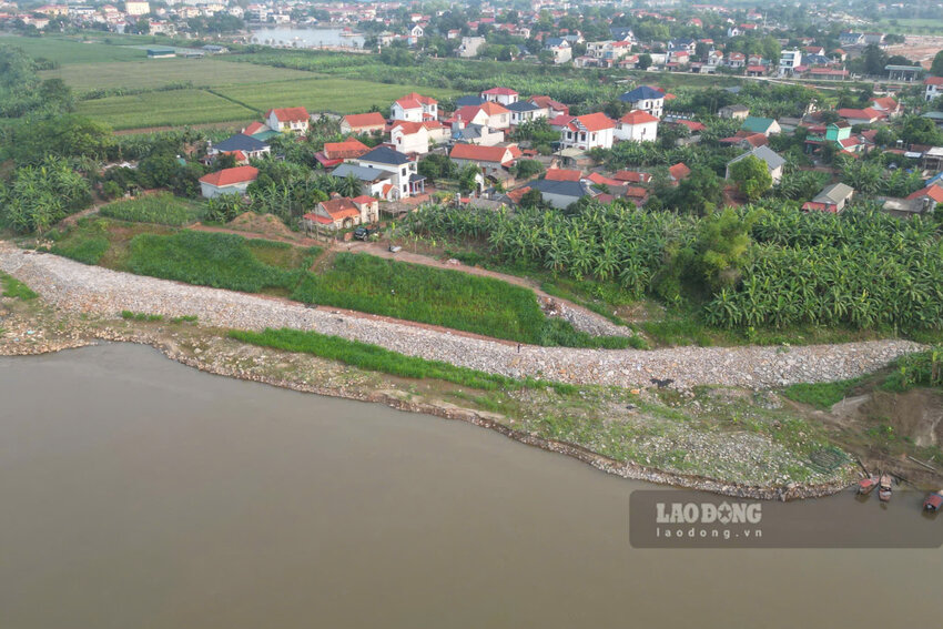 Tuyến kè xử lý sạt lở bờ sông đã được xây dựng. Ảnh: Tô Công