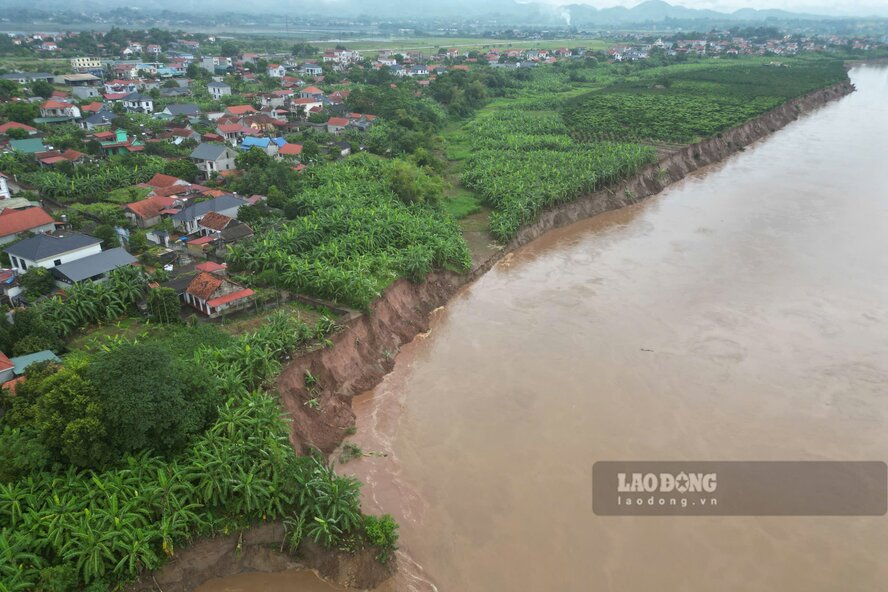 Đoạn sạt lở dài cả cây số, phía trong có rất nhiều hộ dân sinh sống. Ảnh: Tô Công