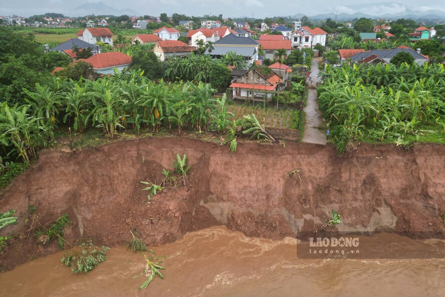 Taluy sạt lở rất cao. Ảnh: Tô Công