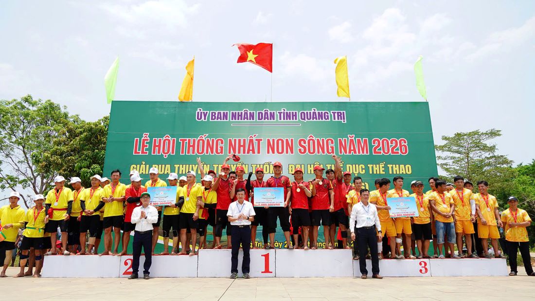 Ban Tổ chức trao giải cho các đội tham gia có thành tích. Ảnh: Hưng Thơ