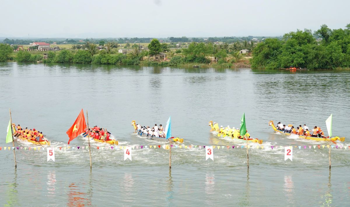 Rowers compete at the traditional boat race on the Ben Hai River. Photo: Hung Tho