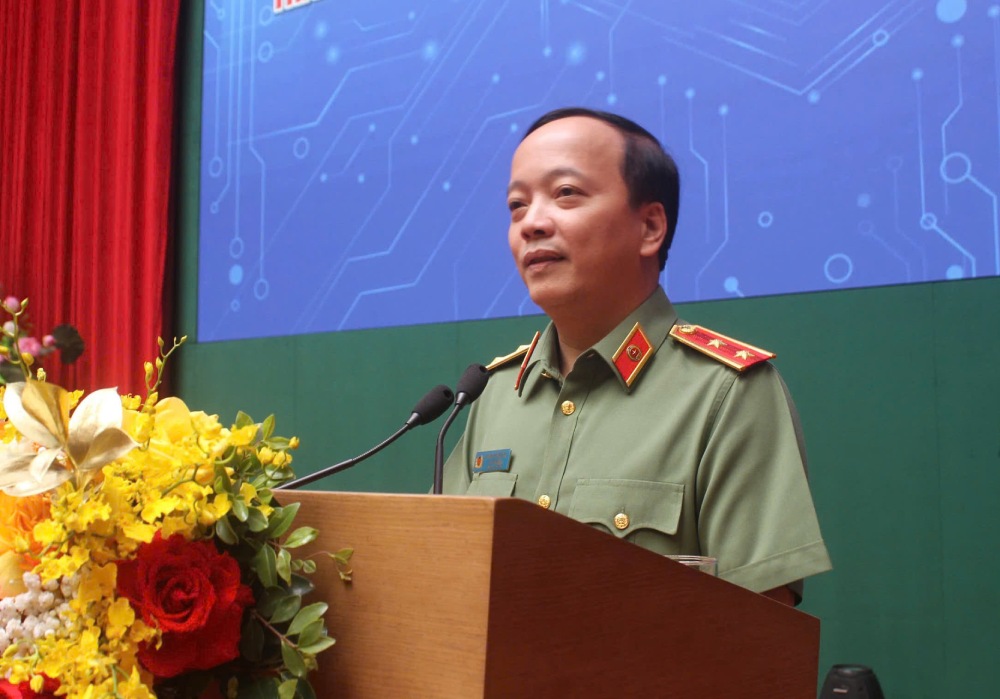 Thiếu tướng Đặng Hồng Đức - Thứ trưởng Bộ Công an đề nghị các cấp ủy đảng, chỉ huy các cơ quan, đơn vị, doanh nghiệp, tổ chức công đoàn, cán bộ, chiến sĩ... làm tốt hơn nữa công tác chăm lo, quan tâm phát triển và bảo vệ quyền, lợi ích hợp pháp, chính đáng của cán bộ, chiến sĩ, CNLĐ. Ảnh: Quỳnh Chi