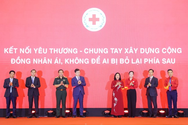 Ủy viên Bộ Chính trị, Bí thư Trung ương Đảng, Chủ tịch UBTƯ MTTQ Việt Nam Bùi Thị Minh Hoài cùng các đại biểu thực hiện nghi thức Phát động Tháng Nhân đạo 2026. Ảnh: Quang Vinh 