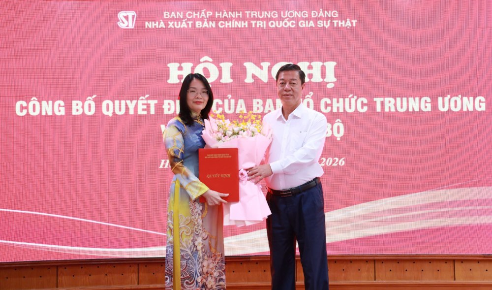 Assoc. Prof. Dr. Vu Trong Lam, Director - Editor-in-Chief of the National Political Publishing House Truth, presents the Decision to reappoint the title of Deputy Director - Deputy Editor-in-Chief of the Publishing House and presents flowers to congratulate Ms. Nguyen Hoai Anh. Photo: Ai Van