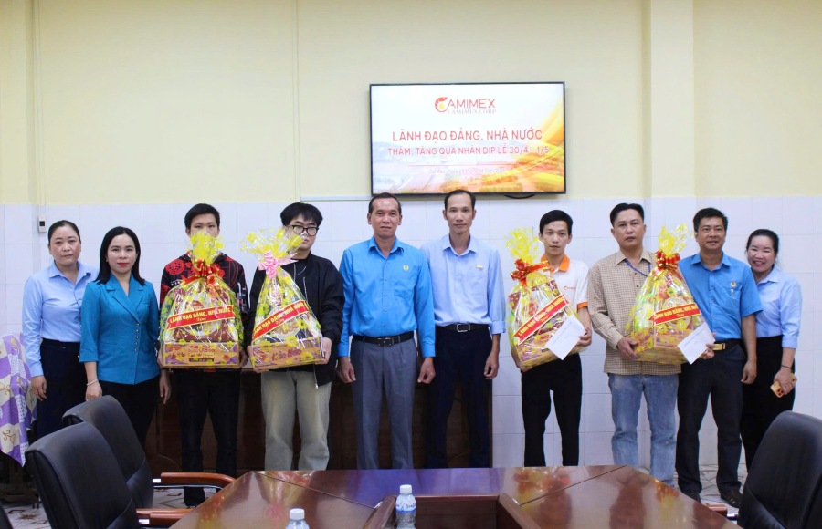 Đoàn công tác trao 4 suất quà cho công nhân CĐCS Công ty Cổ phần Camimex Group. Ảnh: Thiệu Vũ