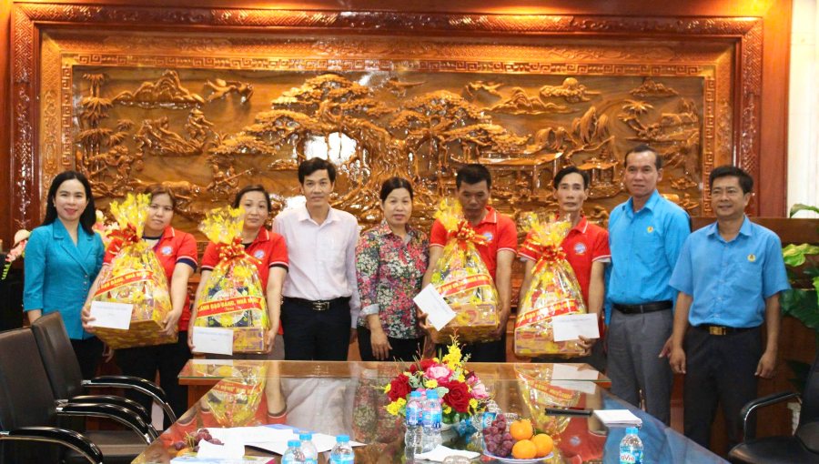 La délégation de travail a remis 4 cadeaux aux travailleurs du syndicat de base de la société par actions de transformation et de services de produits aquatiques de Cà Mau. Photo: Thiệu Vũ