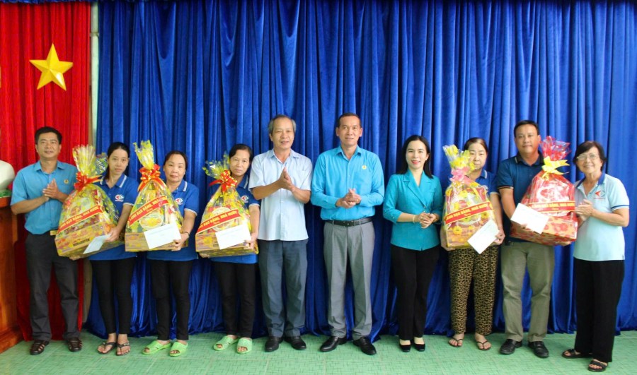 Đoàn công tác trao 5 suất quà cho công nhân CĐCS Công ty Cổ phần Thuỷ sản Cà Mau . Ảnh: Thiệu Vũ