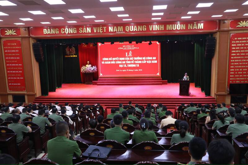 Công an tỉnh Sơn La tổ chức lễ công bố, trao quyết định thăng cấp bậc hàm, nâng bậc lương cho cán bộ, chiến sĩ. Ảnh: Công an tỉnh Sơn La