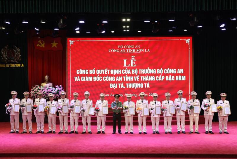 Leaders of Son La Provincial Police present decisions to promote ranks and raise salaries for officers and soldiers. Photo: Son La Provincial Police