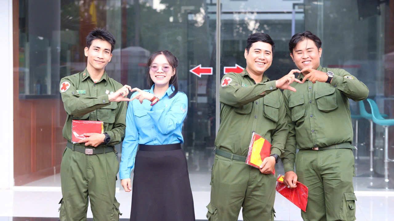 Thanh niên phường Tân Hưng tổ chức Lễ chào cờ “Tôi yêu Tổ quốc tôi”. Ảnh: Minh Tâm