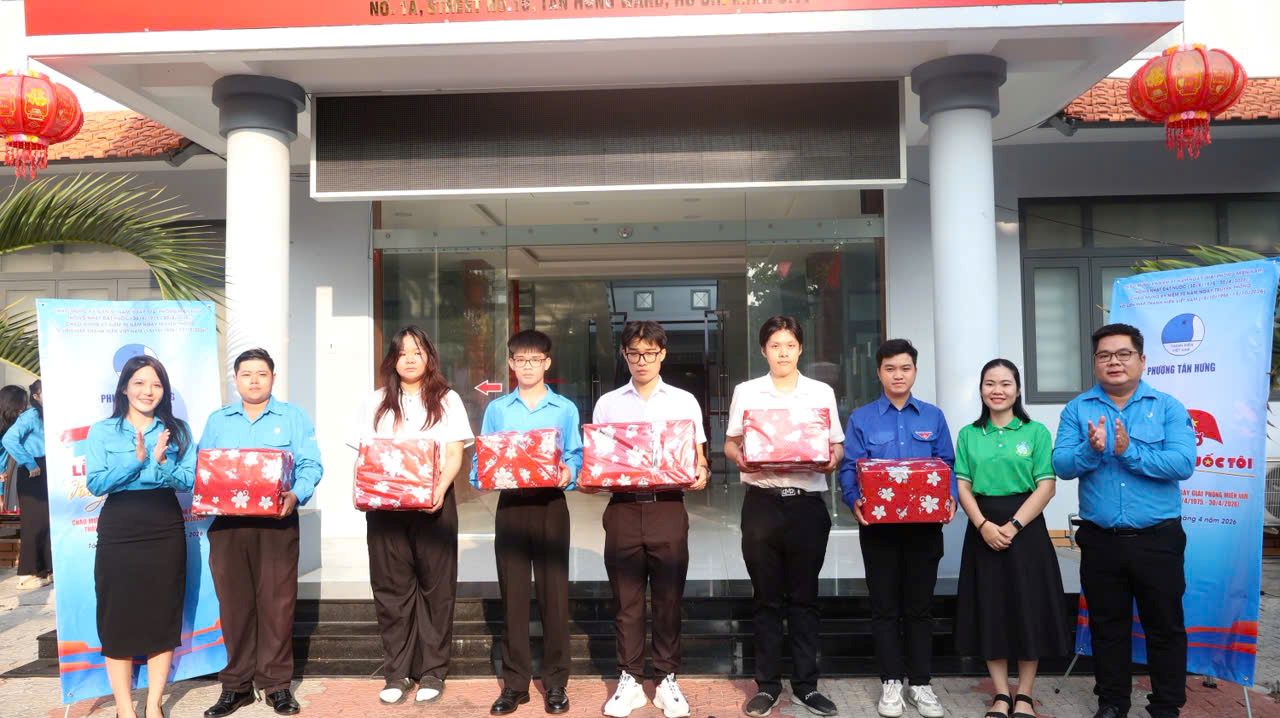 Trao quà cho những hội viên có hoàn cảnh khó khăn. Ảnh: Minh Tâm