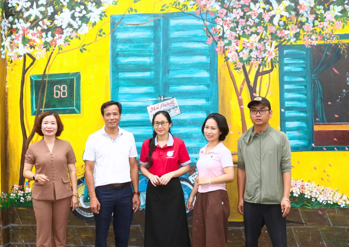 Mural paintings brighten the space of the Le Chan ward railway track, Hai Phong. Photo: Mai Dung