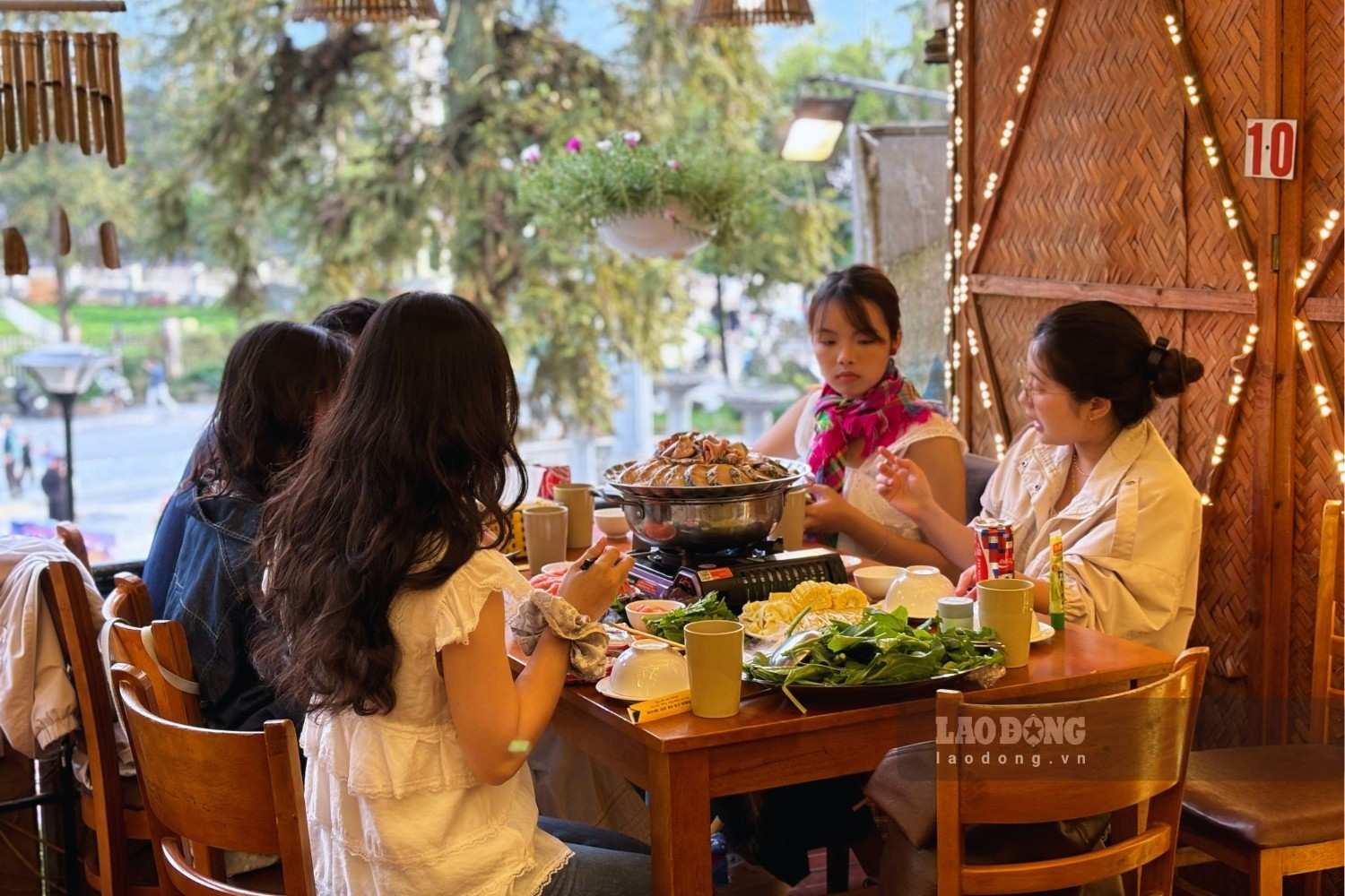 Lẩu cá tầm và gỏi cá hồi là món ăn phù hợp cho gia đình trong những ngày se lạnh ở Sa Pa. Ảnh: Nguyễn Đạt