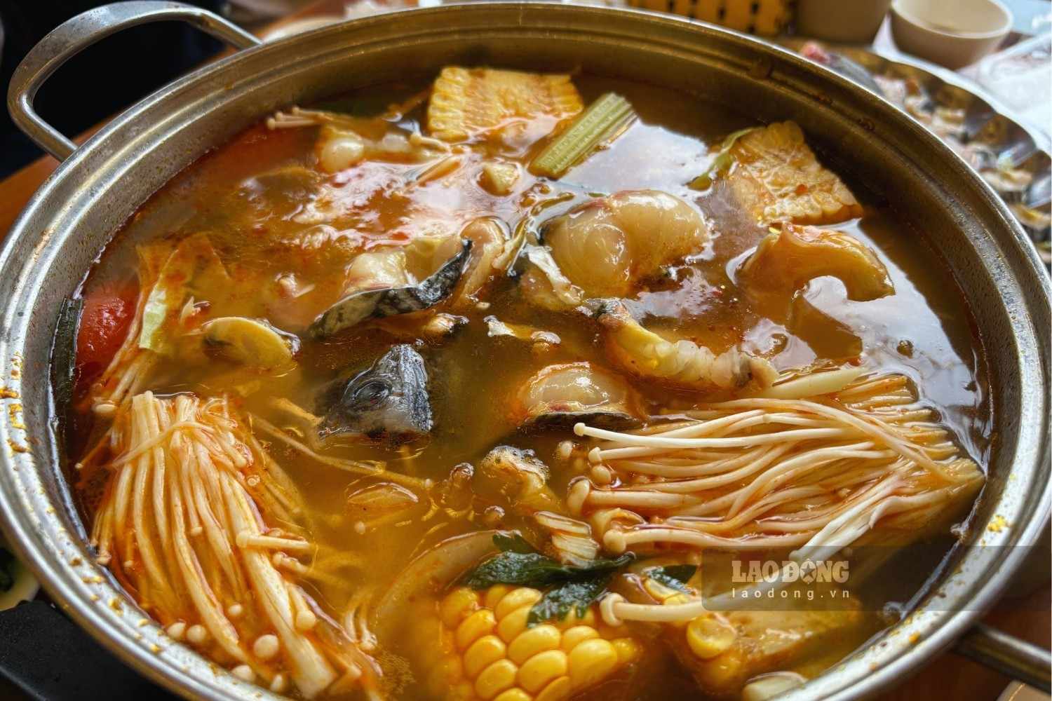 Lẩu cá tầm có vị chua thanh, ngọt dịu, dễ ăn. Ảnh: Nguyễn Đạt