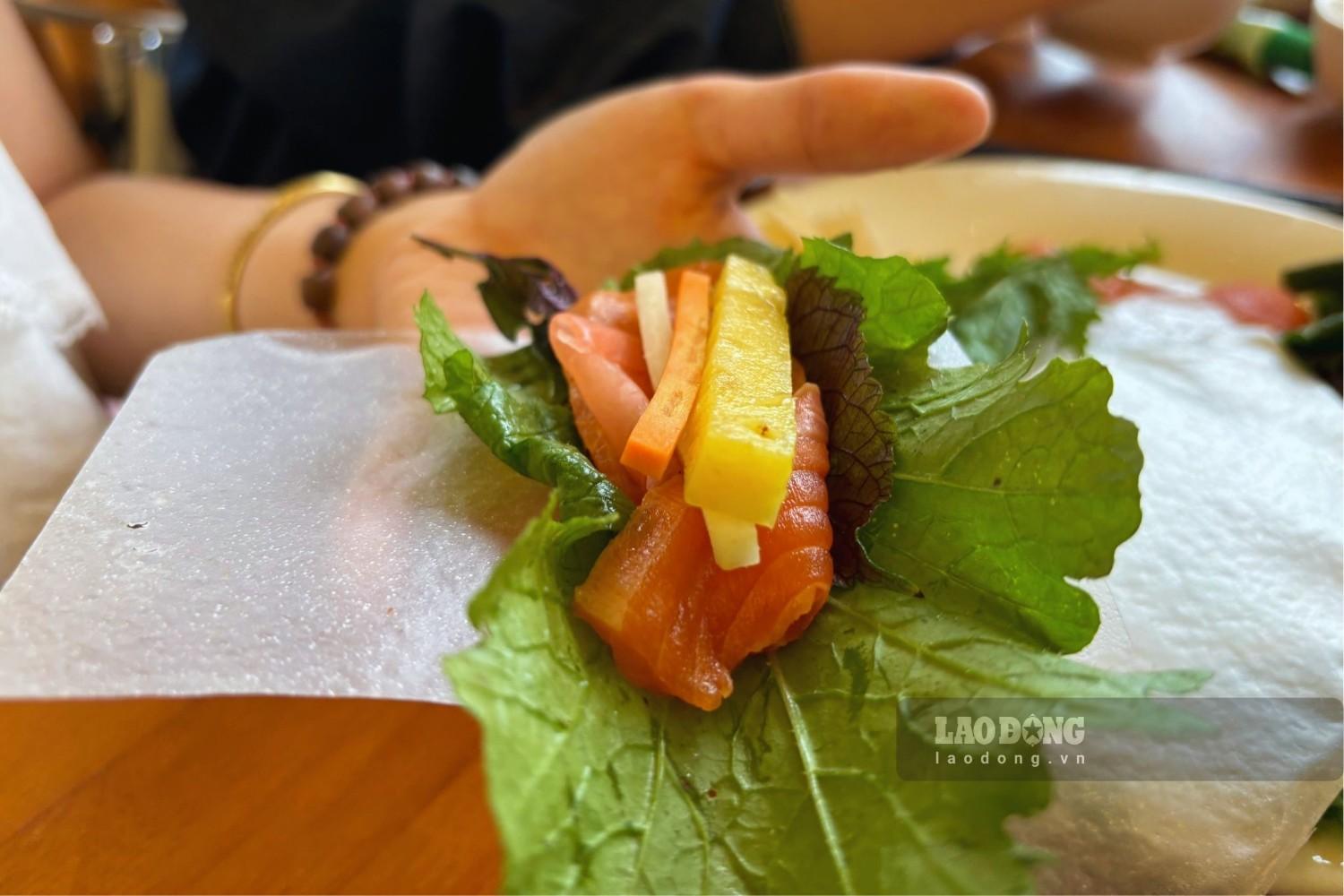 Gỏi cá hồi có sự kết hợp giữa vị béo ngậy của cá hồi, cay của mù tạt và chua của chanh và dứa. Ảnh: Nguyễn Đạt