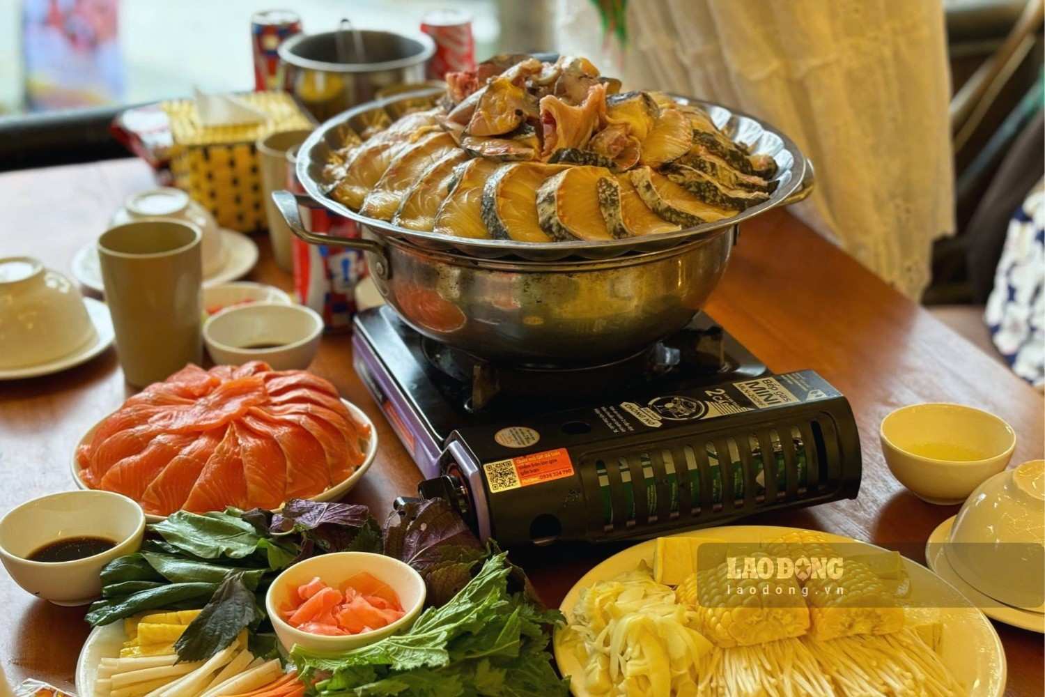 Lẩu cá tầm, gỏi cá hồi là hai món không thể bỏ qua khi đến du lịch Sa Pa. Ảnh: Nguyễn Đạt