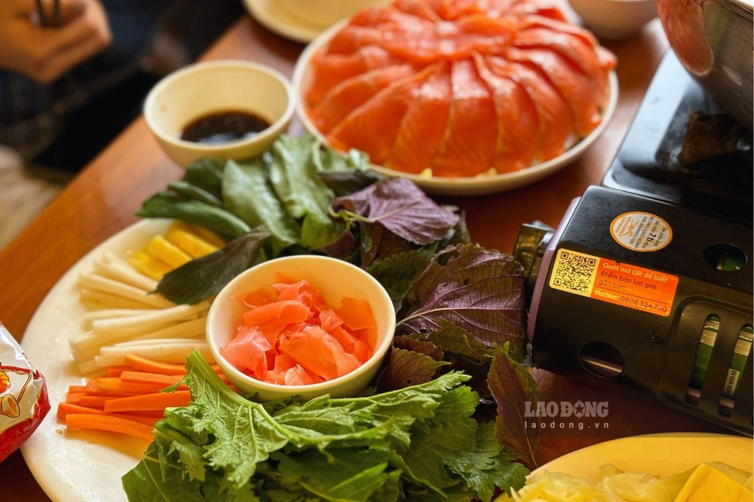 Gỏi cá hồi sống cùng các nguyên liệu ăn kèm. Ảnh: Nguyễn Đạt