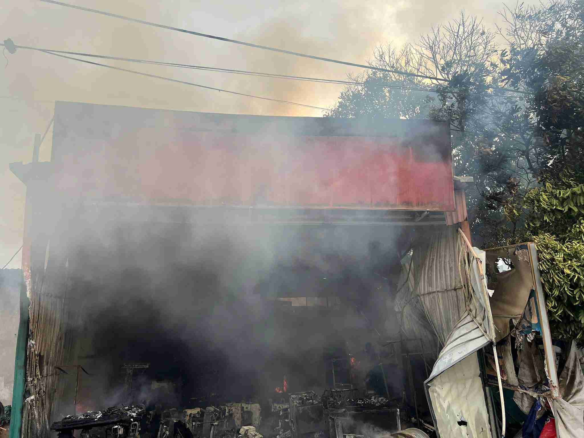 A large fire burned down a sewing machine workshop in Viet Tien commune. Photo: Viet Tien commune