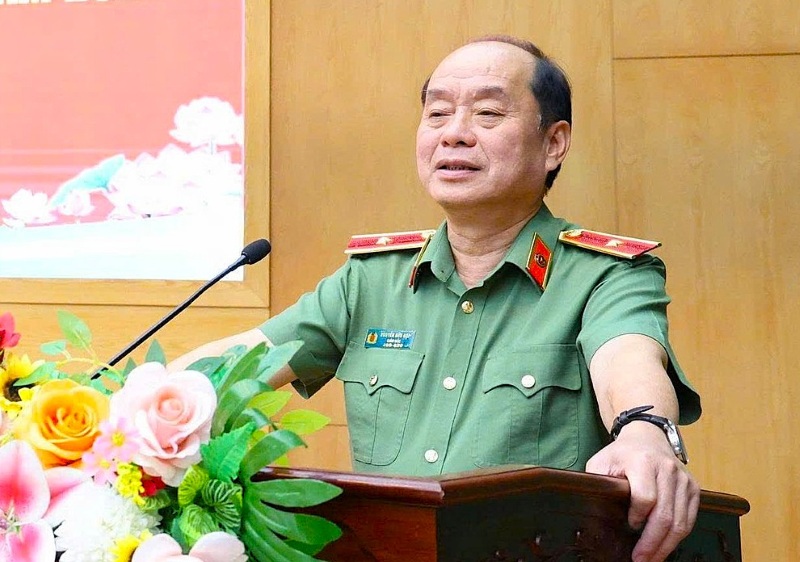 Thiếu tướng Nguyễn Hữu Hợp - Giám đốc Công an TP Đà Nẵng phát biểu chỉ đạo buổi lễ trao quyết định thăm cấp bậc hàm. Ảnh: CACC