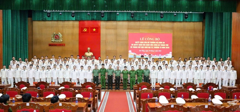 112 cán bộ công an Đà Nẵng được thăng hàm cấp tá. Ảnh: CACC