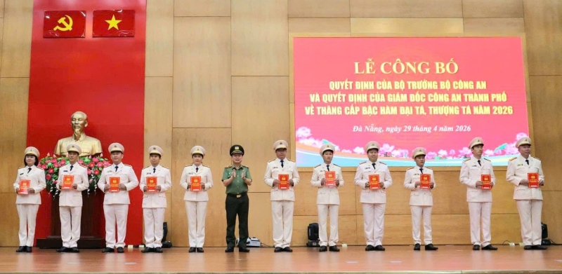 Giám đốc Công an TP Đà Nẵng trao quyết định thăng hàm cho cán bộ chủ chốt. Ảnh: CACC