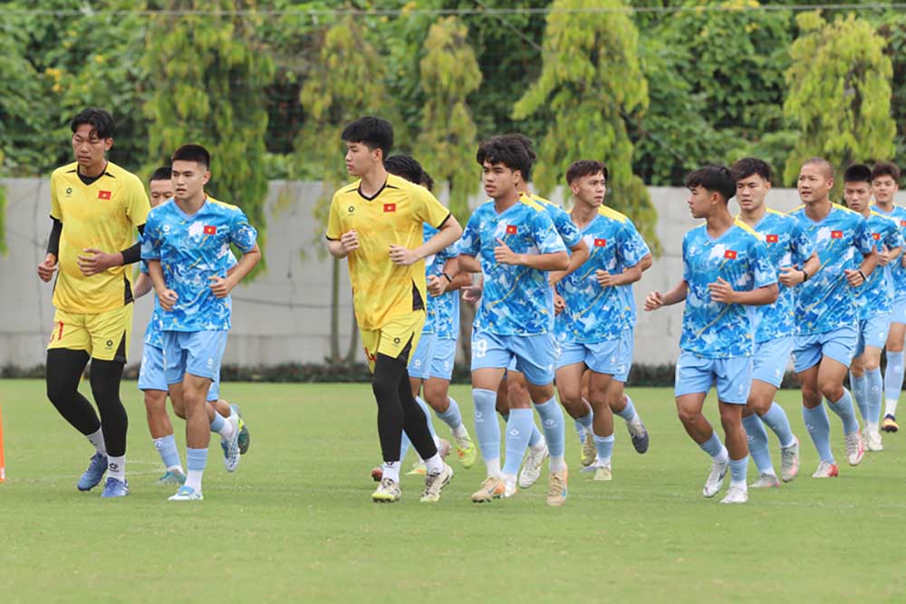 Les joueurs vietnamiens U19 perfectionnent activement leur condition physique avant la phase d'entraînement. Photo: VFF