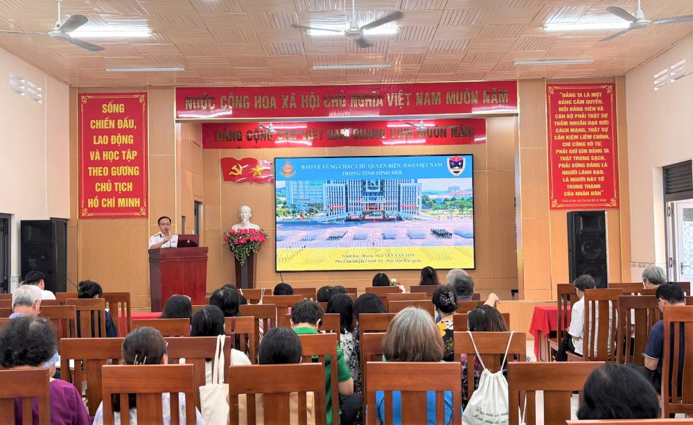 회의는 조국의 바다와 섬에 대한 사랑을 나트랑동 지역의 조국전선 업무 담당 간부와 주민들에게 전파하는 데 기여합니다. 사진: 휘 뜨