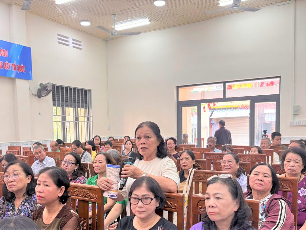 Người dân trao đổi tại Hội nghị. Ảnh: Huy Tứ