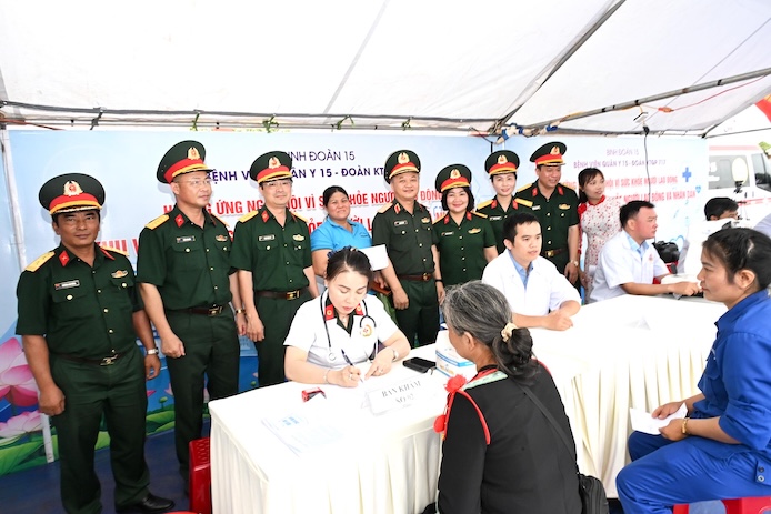 Free medical examination and medicine distribution area to help workers and people at the Launching Ceremony of Workers' Month, responding to the Action Month on Occupational Safety and Health 2026 at Economic - National Defense Team 717 (Corps 15). Photo: Provided by the National Defense Trade Union