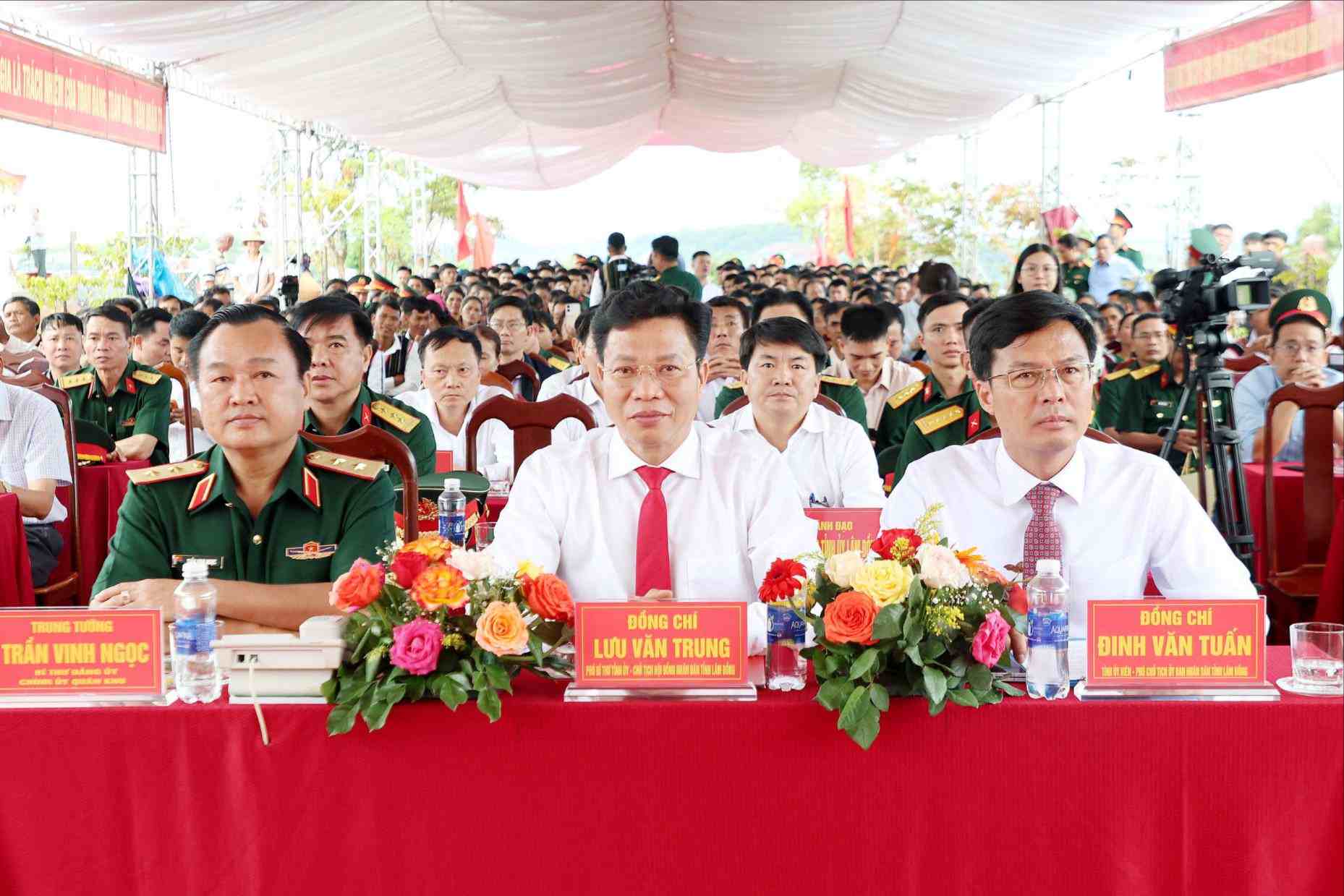 Lãnh đạo Bộ Tư lệnh Quân khu 7 và tỉnh Lâm Đồng tham dự Lễ khánh thành bàn giao công trình Điểm dân cư liền kề chốt dân quân biên giới xã Quảng Trực. Ảnh: Thần Hy 