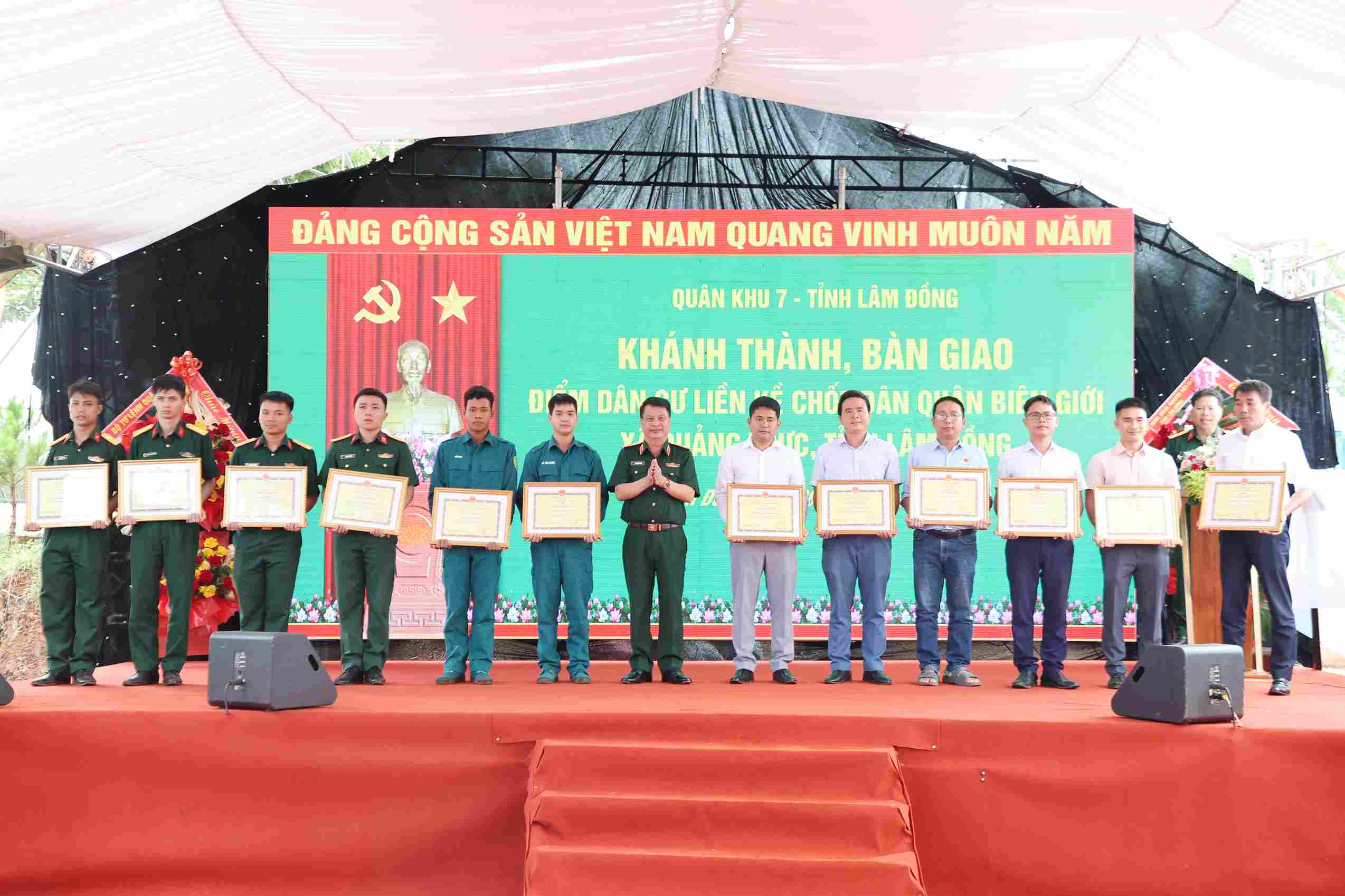 Bộ Chỉ huy Quân sự tỉnh Lâm Đồng tặng Giấy khen cho các tập thể, cá nhân có thành tích xuất sắc trong việc triển khai xây dựng dự án dân cư. Ảnh: Thần Hy 