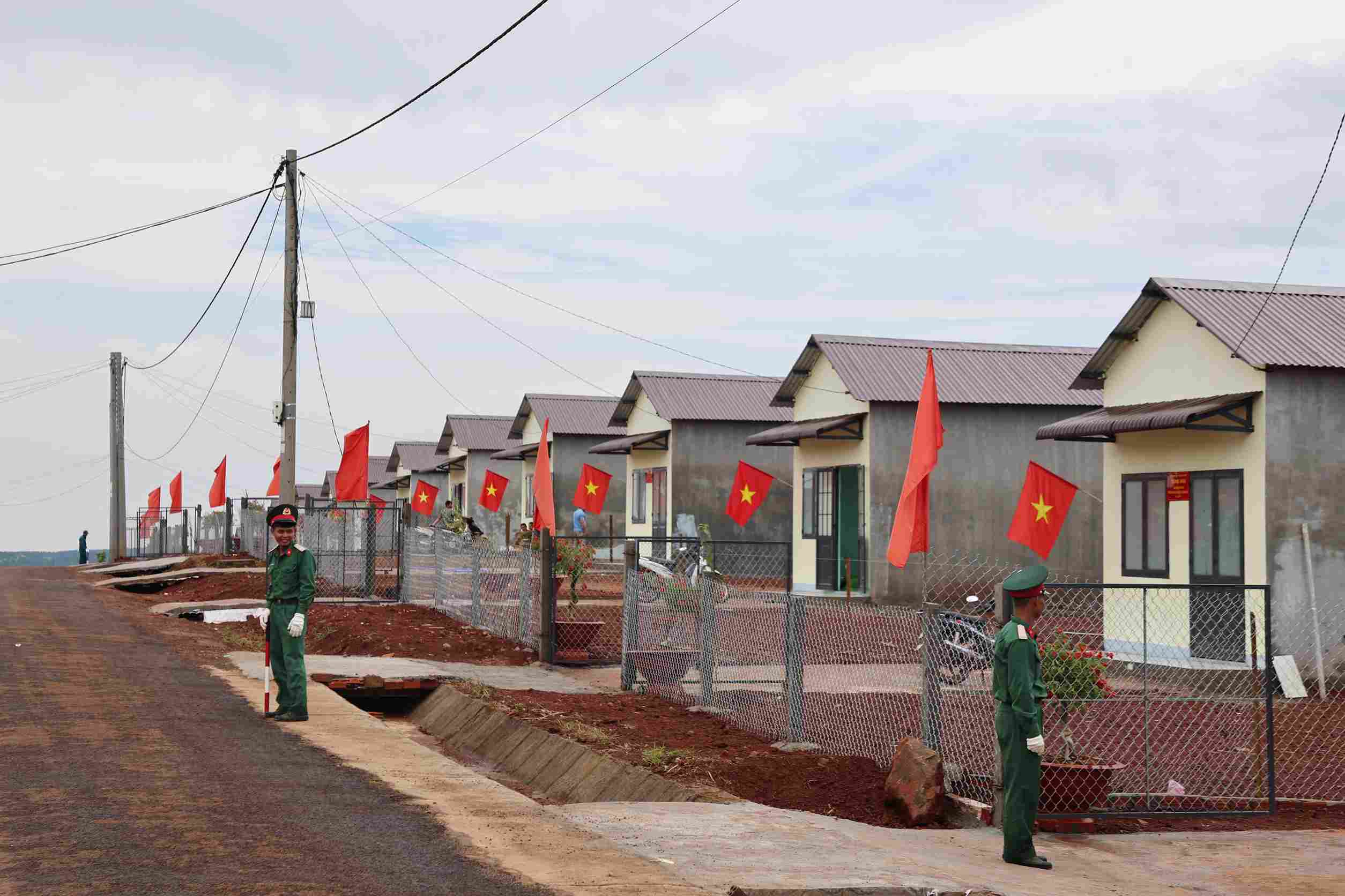 The residential area adjacent to the border militia post of Quang Truc commune was inaugurated and handed over for use. Photo: Than Hy