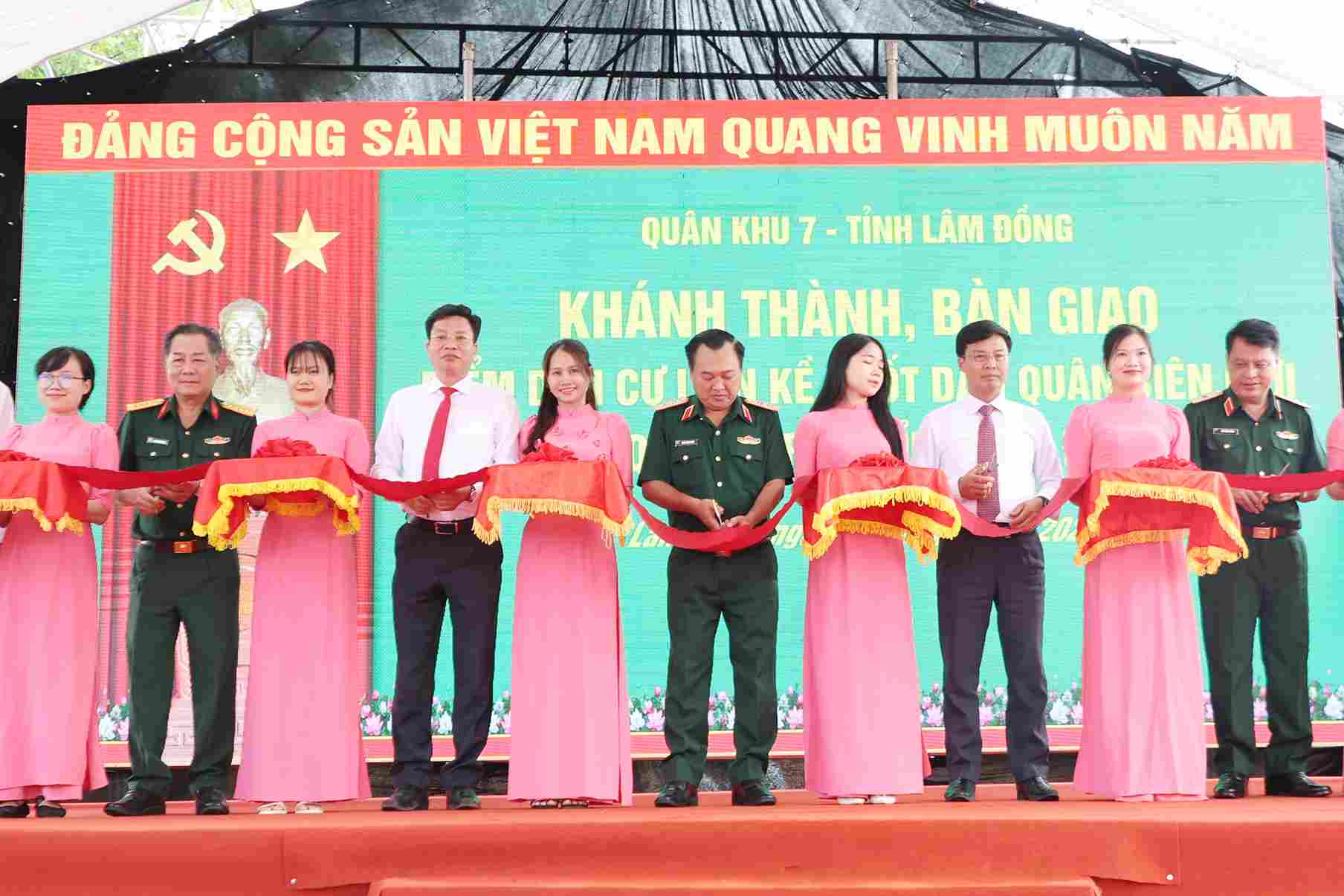 Lãnh đạo Quân khu 7 và tỉnh Lâm Đồng thực hiện nghi thức cắt băng khánh thành điểm dân cư. Ảnh: Thần Hy 
